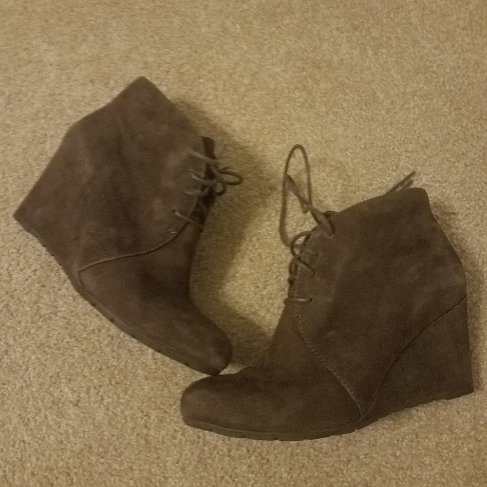 Clarks brown suede booties